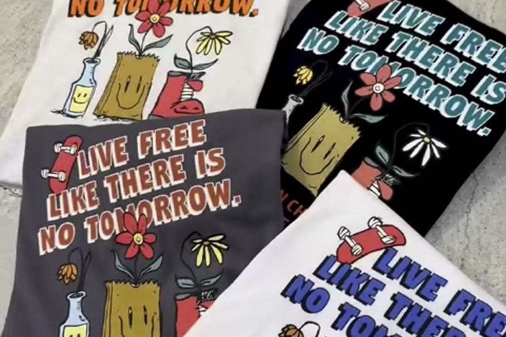 今、逆に新鮮！2000年代風「ロゴ・グラフィック」で遊ぶ最旬ストリート